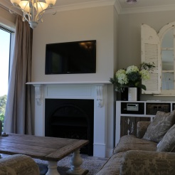 Fireplace, cozy couches and 'french' furniture